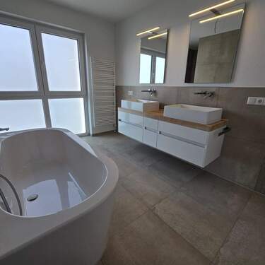 Das Master Bad mit Wanne und Tageslicht - Doppelhaushälfte mit 168,00 m&sup2; in Hamm zum Kaufen