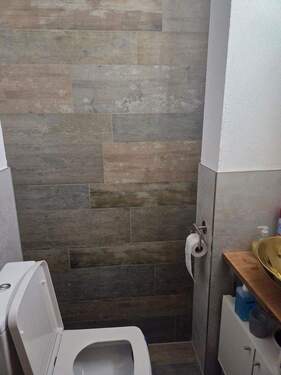 Gäste-WC - Stilvolle 4,5-Zimmer-EG-Wohnung mit gehobener Innenausstattung mit Balkon und EBK in Backnang