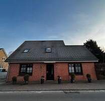 Preisreduzierung! Schönes Einfamilienhaus mit großem Grundstück, 2 Auffahrten, 2 Bädern und freier Sicht- ideal für Familien und Tierfreunde - Hennstedt