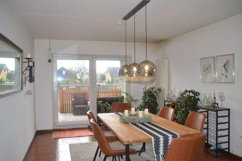 Geschmackvoll eingerichtetes Esszimmer - 5 Zimmer Doppelhaushälfte zum Kaufen in Isernhagen