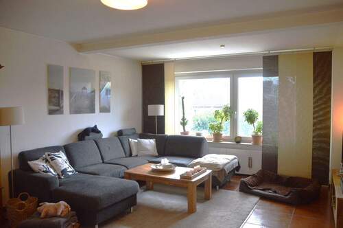 Großzügiges Wohnzimmer - Doppelhaushälfte mit 138,50 m&sup2; in Isernhagen zum Kaufen