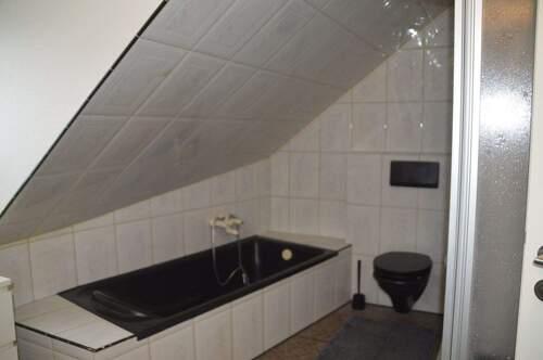 Bad mit Dusche und Badewanne - 