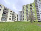 Ansicht Rückseite mit Balkon - Einziehen und wohlfühlen-moderne, gepflegte 3-Zimmer-Whg. gr. Loggia, Aufzug & Stellplatz in Empelde
