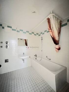 Bad mit Badewanne - 