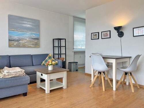 Wohn-/Essraum mit Blick zur offenen Küche - 2 Zimmer Etagenwohnung in Wenningstedt-Braderup (Sylt)