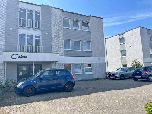 Hausansicht Eingangsbereich mit PKW-Stellplätzen - 