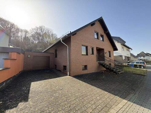 Fron-t und Seitenansicht - 4 Zimmer Einfamilienhaus zum Kaufen in Schleiden / Gemünd