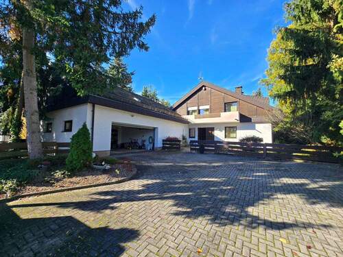 Hausauffahrt - 7 Zimmer Einfamilienhaus zum Kaufen in Weiden in der Oberpfalz