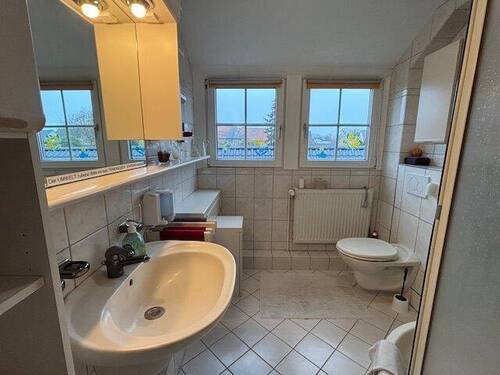 das Bad mit Dusche im Dachgeschoss - 