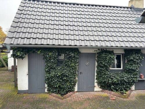 schöner Freisitz zwischen Haus und Nebengebäude - 