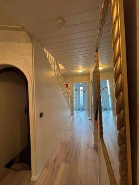 Langer Flur im Erdgeschoss - 5 Zimmer Doppelhaushälfte in Wolfsburg