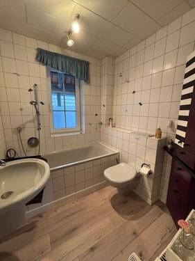 das Bad im Erdgeschoss - Doppelhaushälfte mit 79,00 m² in Wolfsburg zum Kaufen