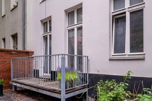 Balkon zum Innenhof nach Südwesten ausgerichtet - 3 Zimmer Etagenwohnung zum Kaufen in Berlin