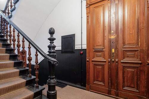 Treppenhaus und Wohnungstür - 3 Zimmer Etagenwohnung in Berlin