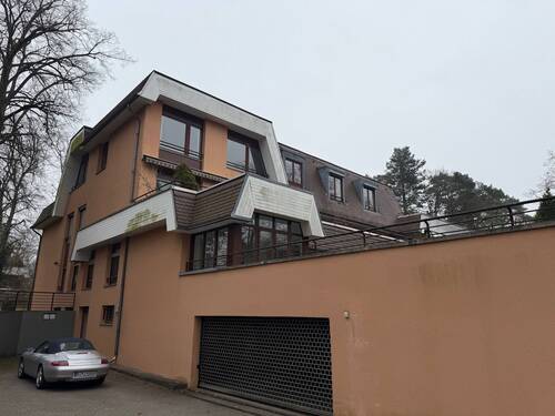 Garagenzufahrt - 3 Zimmer Etagenwohnung in Berlin