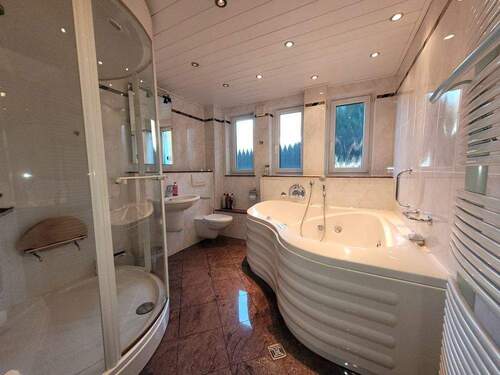 ELW-Bad mit Whirlwanne, Wellnessdusche - 