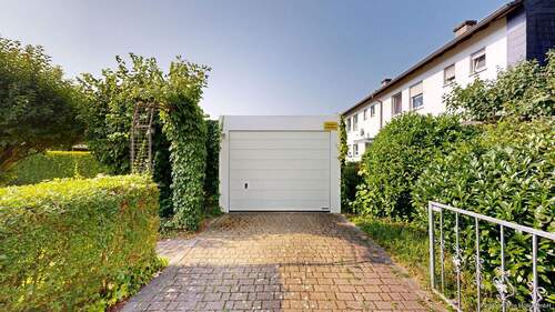 Garage mit elektrischem Sektionaltor - 