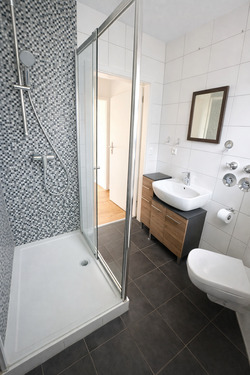 Blick in das Badezimmer (1. OG) - Doppelhaushälfte mit 110,00 m&sup2; in Dachau zum Kaufen