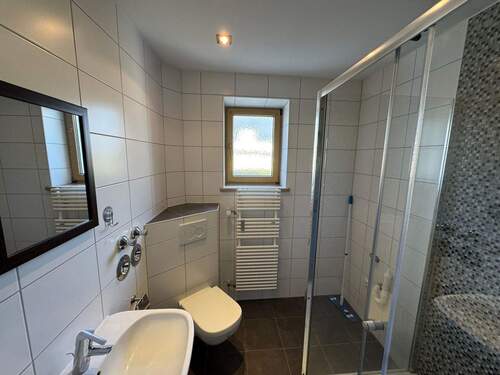Badezimmer mit Dusche im EG - 