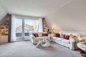 Wohnzimmer mit Balkon und Kamin - 