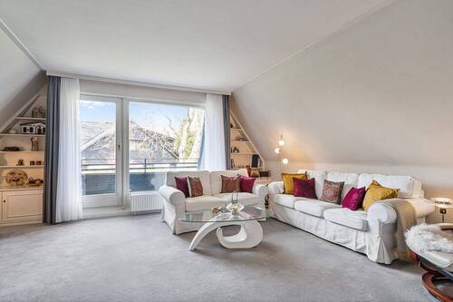 Wohnzimmer mit Balkon und Kamin - 