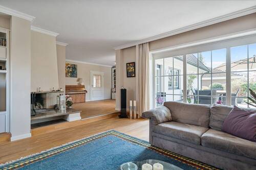 Lichtdurchflutetes Wohnzimmer mit Kamin - 1 Zimmer Einfamilienhaus in Hamburg