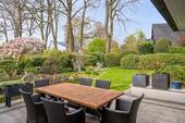Terrasse mit Blick in den Garten - 