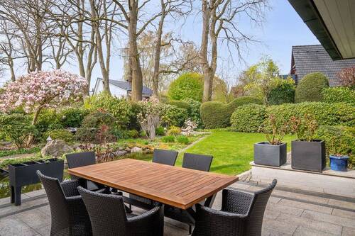 Terrasse mit Blick in den Garten - 