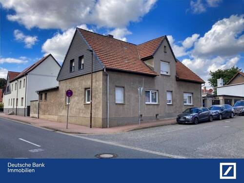 Hausansicht - Familienhaus mit großzügiger Wohnfläche und vielfältiger Nutzung !