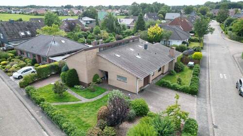 Ansicht Straße - Einfamilienhaus mit 180,00 m² in Varel zum Kaufen