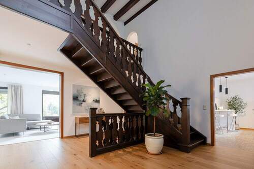 Entree-Boden visualisiert - 8 Zimmer Einfamilienhaus zum Kaufen in Dreieich