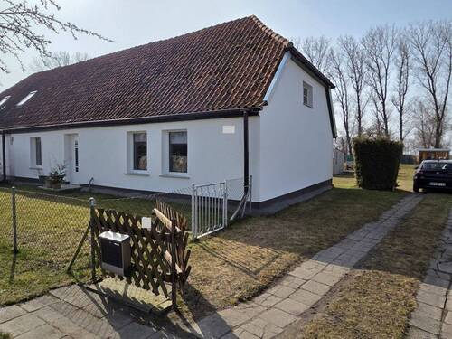 Vorderansicht - Einmaliges Grundstück mit schöner und kuscheliger DHH - Blick auf den Bodden