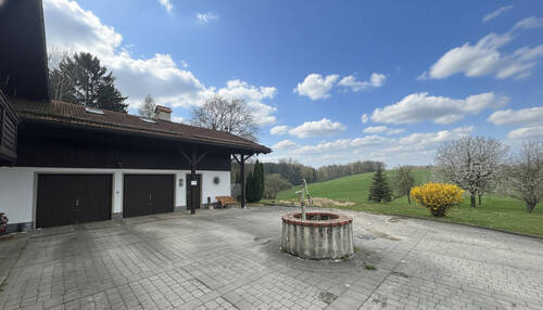 Zufahrt Eingang und Garage - 
