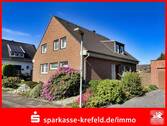 Straßenansicht - Freistehendes Zweifamilienhaus mit zwei Garagen