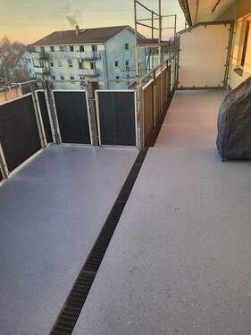 Terrasse mit neuem Fußboden - 4 Zimmer Etagenwohnung in Königs Wusterhausen