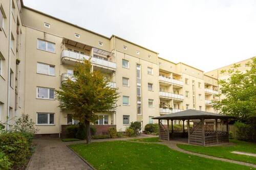 Innenhof - Renovierte 4-Zimmer-Wohnung mit Balkon in Bremerhaven-Lehe!
