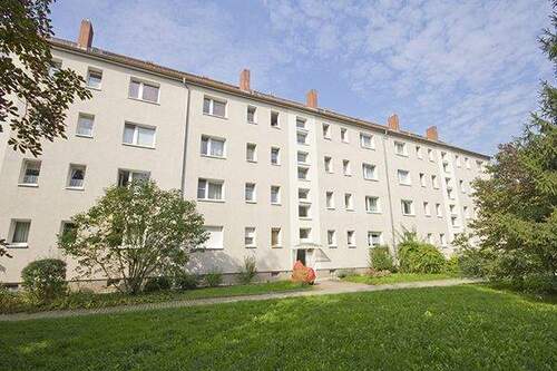 Ansicht vorn - Familienfreundliche 4-Raumwohnung in schöner ruhiger Lage