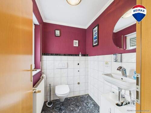 RE/MAX Immobilien DeLux Zweifamilienhaus Lebach - Steinbach Gäste-WC - 