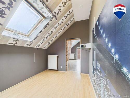 RE/MAX Immobilien DeLux Zweifamilienhaus Lebach - Steinbach Schlafzimmer - 