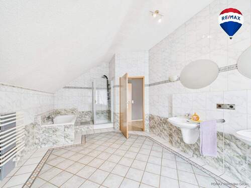 RE/MAX Immobilien DeLux Zweifamilienhaus Lebach - Steinbach Badezimmer - 