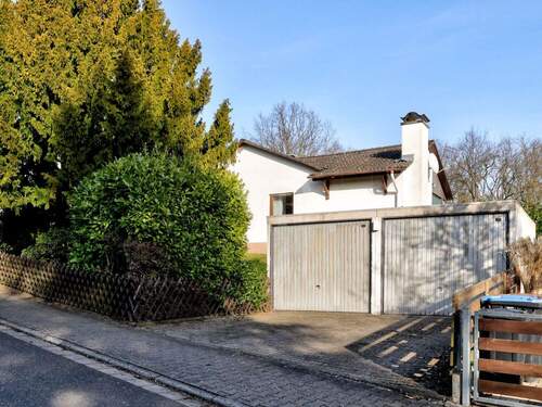 Außenfoto mit Blick auf die Garage - 4 Zimmer Einfamilienhaus in Glashütten