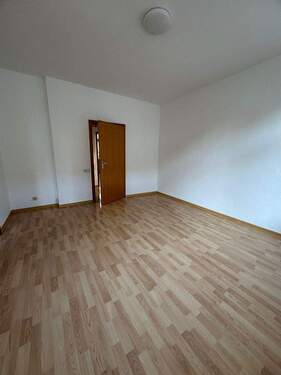 Bild 1 - Frisch renovierte 4,5-Zi.-Wohnung (ca. 103 m²) in GE - neue Böden, hell & großzügig + Gartennutzung