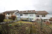 Garten / Hinteransicht - Willkommen daheim: Gemütlich und charmantes Reihenhaus mit sonnigem Garten und Garage in ansprechender Lage der Donaueschinger 'Siedlung'!