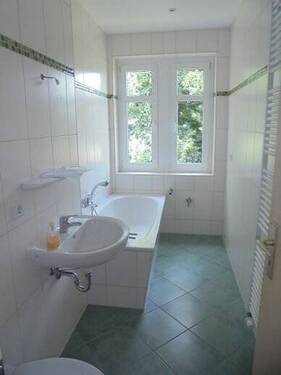 Bad mit Wanne - 2 Zimmer Etagenwohnung zur Miete in Chemnitz