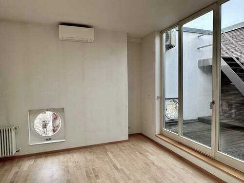 Helles Wohnzimmer mit Patio - 2 Zimmer Etagenwohnung in Leipzig