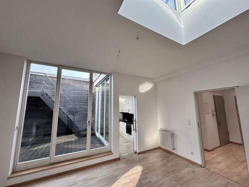 Wohnzimmer mit Patio und Küche - Etagenwohnung mit 72,60 m&sup2; in Leipzig zur Miete