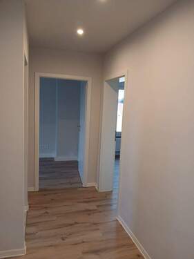 Flur - Schöne sanierte 3-Zimmer-Wohnung mit Balkon - Erstbezug