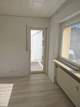 Wohnzimmer/Balkon - 3 Zimmer Etagenwohnung zur Miete in Uttenreuth