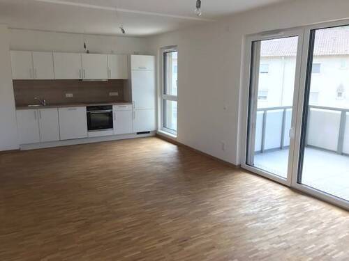 Wohnzimmer mit Küche - moderne 4-Zimmer-Wohnung in Erlangen
