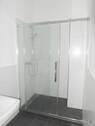 Bad mit großer Glas-Dusche - 